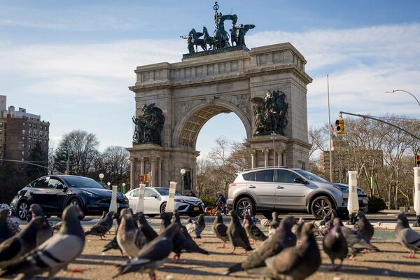 Grand Army Plaza today — cars and pigeons dominate the space around the arch