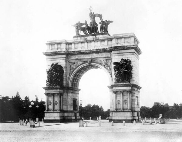 The arch circa 1905, shortly after completion